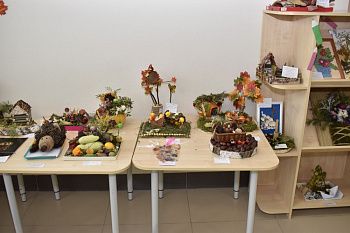 В школе открыта тематическая выставка "Осенняя фантазия"